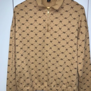 Snygg kort tröja  - Använd endast en gång, snygg och skön. Kort tröja. 