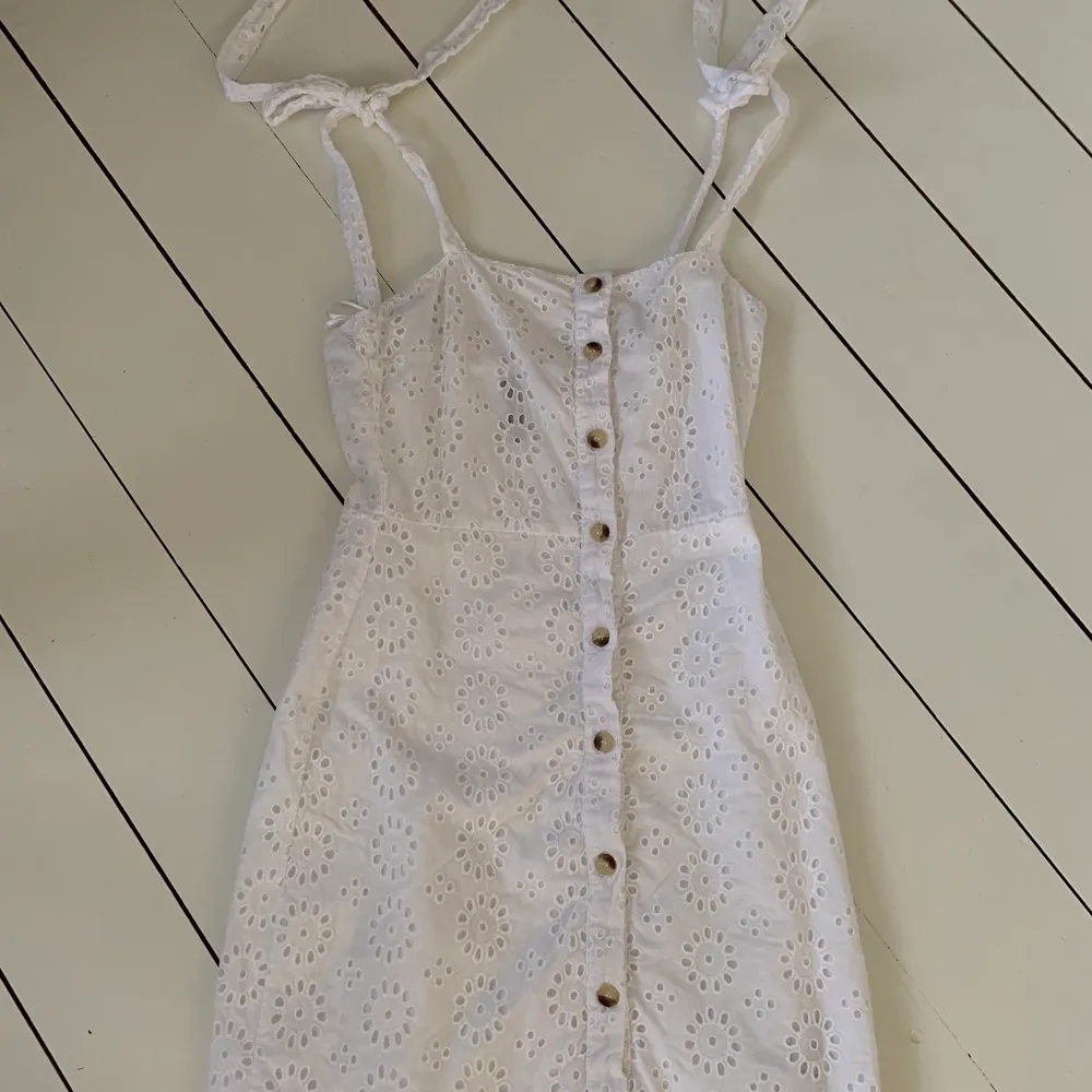 Säljer denna ursöta klänning från Zara som tyvärr blivit för liten🥺 perfekt nu till sommaren! Frakt tillkommer! 💓. Klänningar.