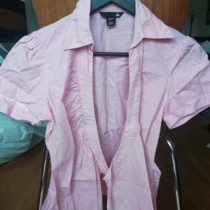 Omlottopp  - Vitrutig topp med knytning i midjan 