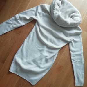 Beige klänning - Klänning med polokrage