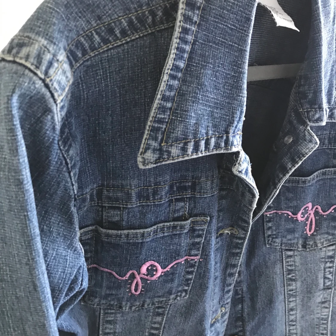 Vintage jeansjacka med rosa detaljer  - 90