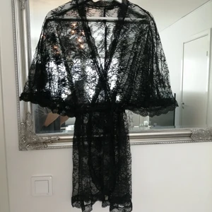 Kimono Spets - Spets kimono från Hunkemöller som använts 1-2ggr. Kan användas som sovplagg, vardagligt eller på fest. ❤️ 