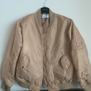 Bomberjacka | Angelica Blicks kollektion - Bomberjacka från Angelica Blicks kollektion med bikbok