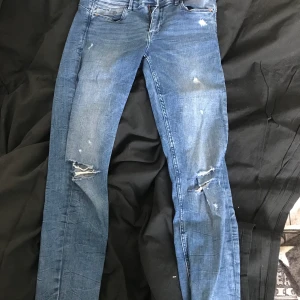Zara jeans lågmidja st s - Används någon gång pågrund av för liten storlek. Dom är i storlek s men är väldigt stretchiga.