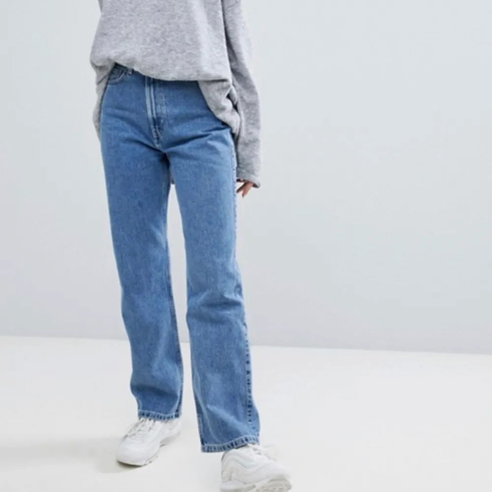 Jeans från weekday i modellen Row. Använda men i fint skick 💙. Jeans & Byxor.