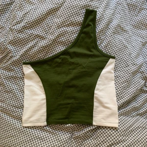 Shoulder tröja - Shoulder tröja köpt på New Yorker förra sommarn. Använd en gång - nyskick! Frakt inkluderad i priset.