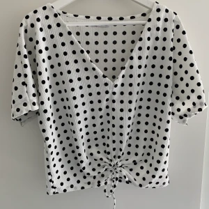  Topp från Zara! - Jättesöt topp ifrån Zara. Storlek L🌼 Endast använd fåtal gånger✨ Köparen står för frakten! 