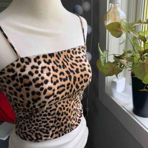Populärt linne från Gina i leopard mönster. Bara använd några gånger under förra sommaren (: