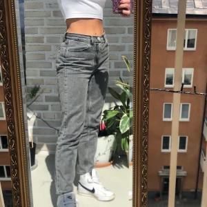 Jeans - Gråa jeans ifrån pull and bear i storlek 36. I bra skick. Jag är 163 cm lång💝 fraktar eller möts upp💞⚡️💖