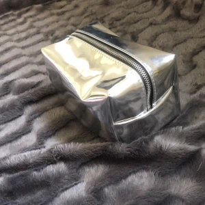 Necessär  - Jätte fin och rymlig necessär, perfekt om du ska resa😇