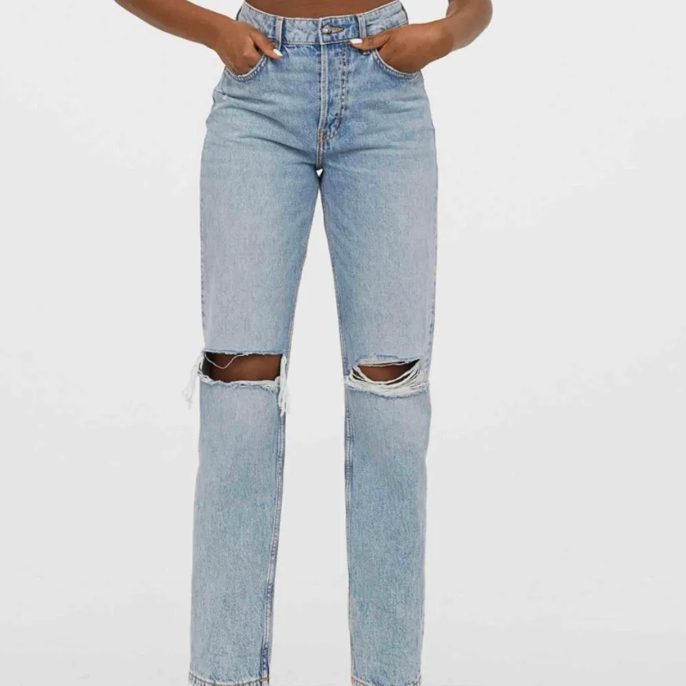 Söker dessa jeans från hm eller liknande! Hör av dig om du vill sälja ❤️❤️. Jeans & Byxor.