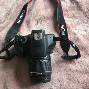 Canon EOS 1300D - Helt ny kamera, köpte den för ett år sedan men knappt använt den. Inga skrapor eller annat skada. Har ett minneskort om det behövs men inga bilder.   Kan mötas upp i Gävle  Bara seriösa köpare.