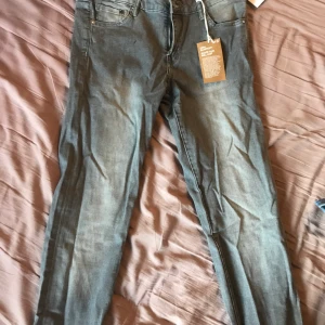 Gråa låga jeans - aldrig använda  - Aldrig använda, gott skick, säljes för att det inte är min stil och de är för små för mig. Låga i midjan. Super skinny.Köpare står för frakt. 