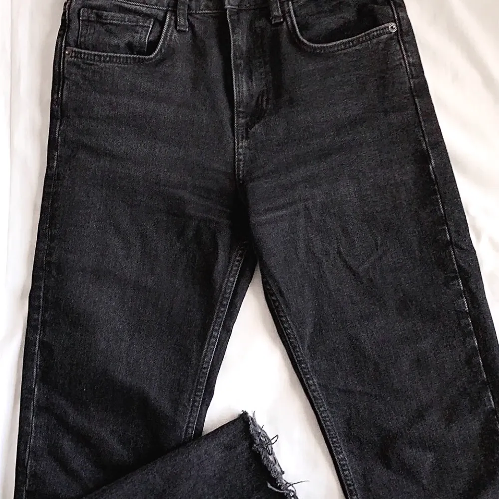 Helt nya Zara jeans med slitningar i ändarna, super snygga. Använt endast 2 gånger. Säljer pga att dem är för stora tyvärr. FRAKT INGÅR . Jeans & Byxor.