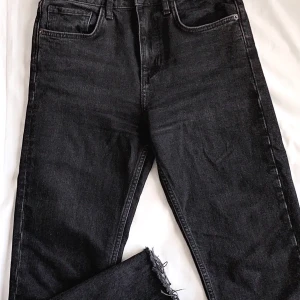 Zara Mom Jeans  - Helt nya Zara jeans med slitningar i ändarna, super snygga. Använt endast 2 gånger. Säljer pga att dem är för stora tyvärr. FRAKT INGÅR 