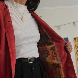 Röd mockajacka  - röd mockajacka från märket pg elfström. köpt second hand men har själv endast använt den 1 gång. i gott skick! jackan är märkt med storlek 38 men jag skulle säga att den även passar 34-36, möjligtvis större storlekar också men det beror på passformen 