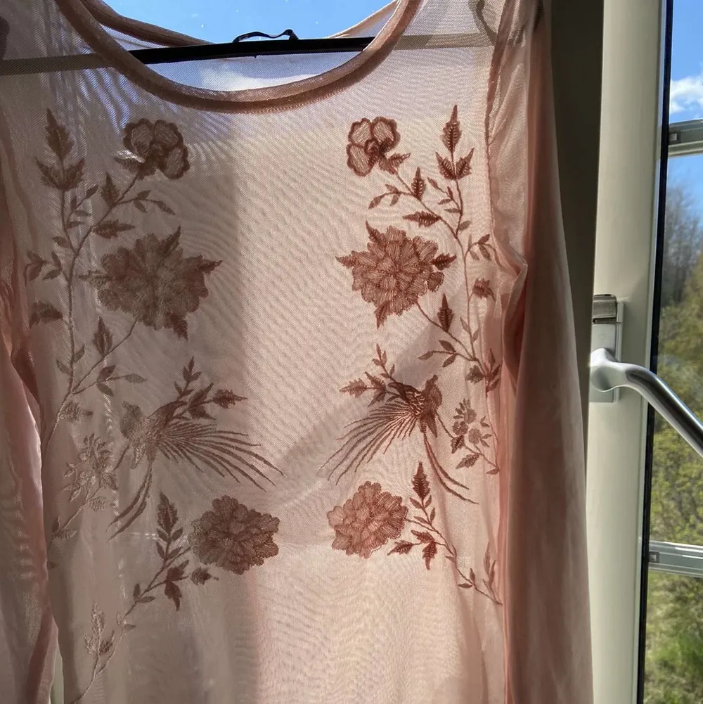 Så himla söt rosa mesh tröja med blommor på!💕💕 jättebra skick och allt!!❣️❣️. Tröjor & Koftor.