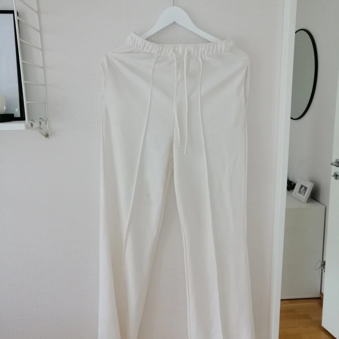 Vita kostymbyxor med snören