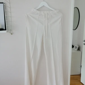 Vita kostymbyxor med snören - Använda kanske 2-3 gånger