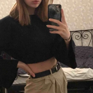  - Skitsnygg croppad tröja med utsvängda armar från Zara!  Frakt tillkommer!☺️