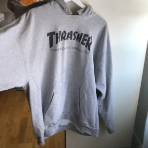 Thrasher  - Stor thrasher hoodie, säljer pga använder inte mer. Den är i bra skick förutom att den saknar snören och slitning uppe vid luvan, inget som syns jätte mycket och går lätt att sy (om man kan😅)