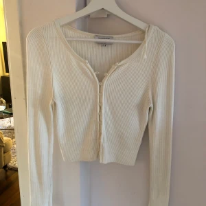 Intressekoll trendig tröja - Intressekoll på min älskade tröja som jag tyvärr inte får användning av längre. Mycket sparsamt använd och har inga fläckar eller slitningar, det sköna materialet är inte förstört i tvätt. Från &other stories för 500kr