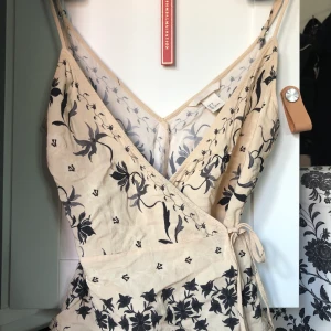 NUDE - Top i sommarens favorit form, nämligen öppning som försluts emd rosetter! Så sjukt snygg men tyvärr för liten för mig. Passar suveränt till en fin middag med högmidjade byxor och uppsatt hår💛🌸