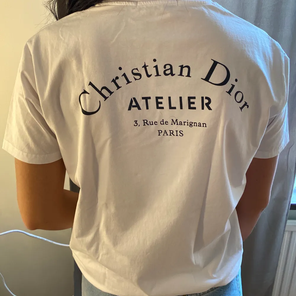 Säljer denna t-shirt från Christian Dior, den har endast använts fåtalet gånger, där av är den i mycket fint skick!🪐. T-shirts.
