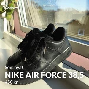 Svarta Nike Air Force strl 38/39 - Nike Air Force Strl 38,5 Använda en sommar men i fint skick, se bilder!  🌈Hämtas hos mig vid Lundy Gamla Kyrka 💌Frakt 70kr 🍾Finns på flertal fler sidor så passa på! 