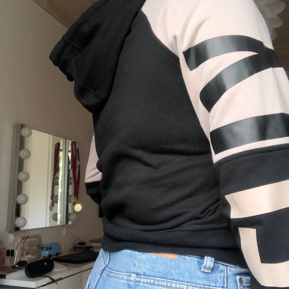 En helt oanvänd hoodie från Ellie Pistol! Cool tröja i ett väldigt bra skick. Det är storlek XL men den är liten i storleken så passar från S till L beroende på hur man vill att den ska sitta. Frakten ingår i priset!💗. Hoodies.