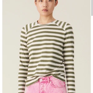 Ganni tröja - Säljer denna randiga tröja från Ganni i storlek medium. Använt max två ggr så i superskick men har krympt lite i tvätten så lite för liten för mig.. passar en XS/small. Säljer för 300 kr + 63 kr frakt. 