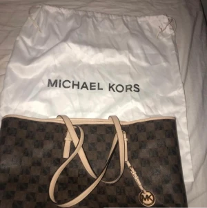 Michael kors väska äkta! - Säljer även denna väska, då jag inte får någon användning av den. Superbra skick och använd fåtal gånger! 