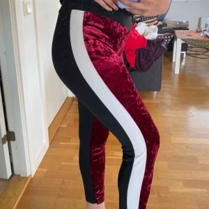  - Stretchiga leggingsliknande byxor med sammet på främre benet, stretchigt kostymbyx-material på baksidan med vit linje längs med sidan. Använt fåtal gånger, väldigt bekväma. Priset är inkl. frakt. 