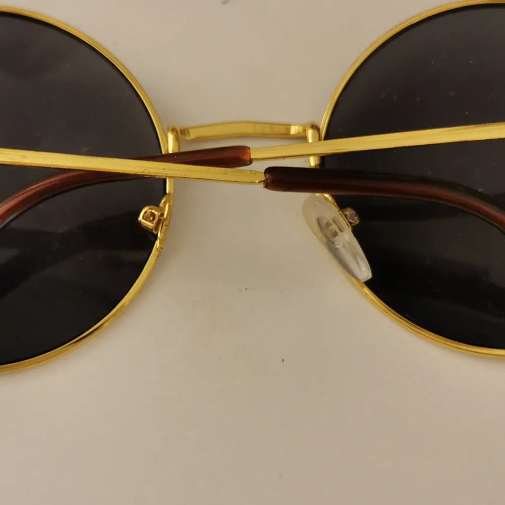 Runda solglasögon med svart glas, dessa har UV-skydd men saknar en grej vid näsan därav priset, 20kr + frakt 11kr. Accessoarer.