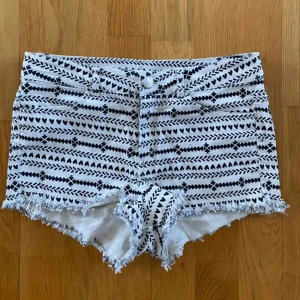  - Jättefina shorts med aztecmönster, passar tyvärr inte längre och har ingen bild när dom sitter på men dom brukade var mina absoluta favoriter! Priset är inkl. frakt. 