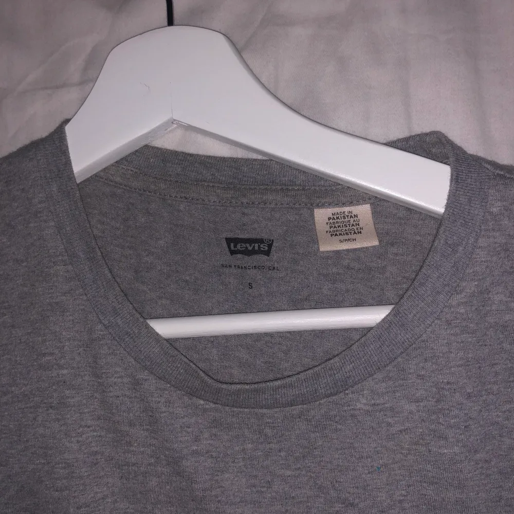 En grå Levis T-shirt köpt på en Levis affär. Inga hål eller fläckar. Säljs för att den inte kommer till använding. T-shirts.