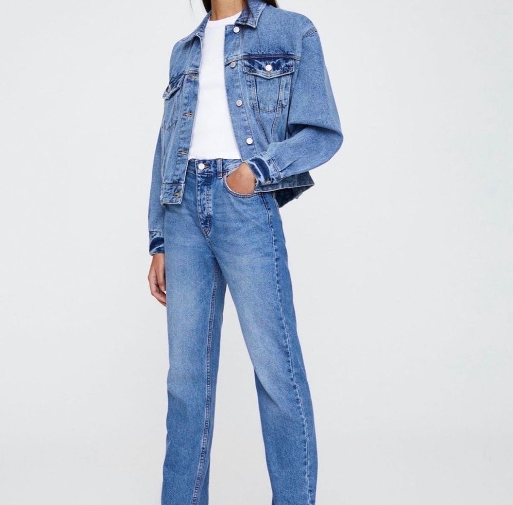 Ett par raka och långa jeans från pull & bear. Aldrig använda och prislappen sitter kvar! Storlek 32 men väldigt långa så passar även större storlekar! . Jeans & Byxor.