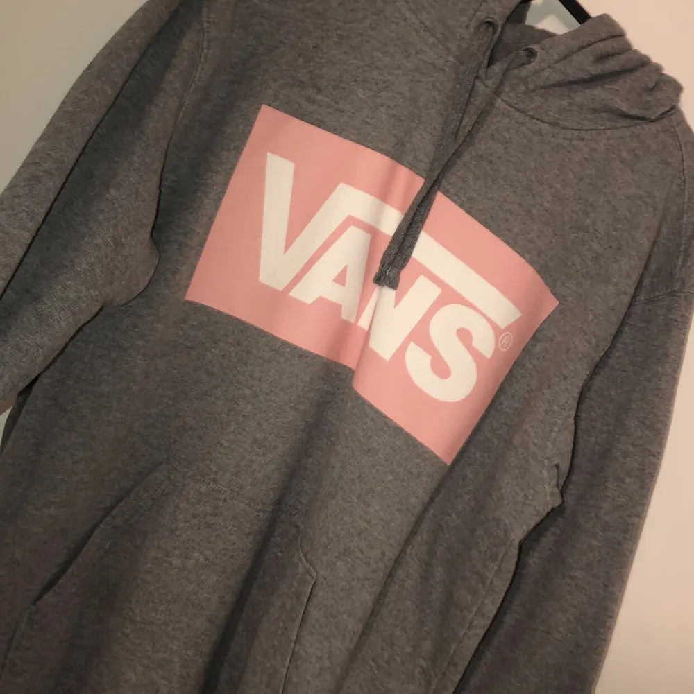 Grå hoodie från vans❤️ hängt i min garderob i ett år ungefär och inte rört den🌸 Frakten ingår i priset 💘. Hoodies.