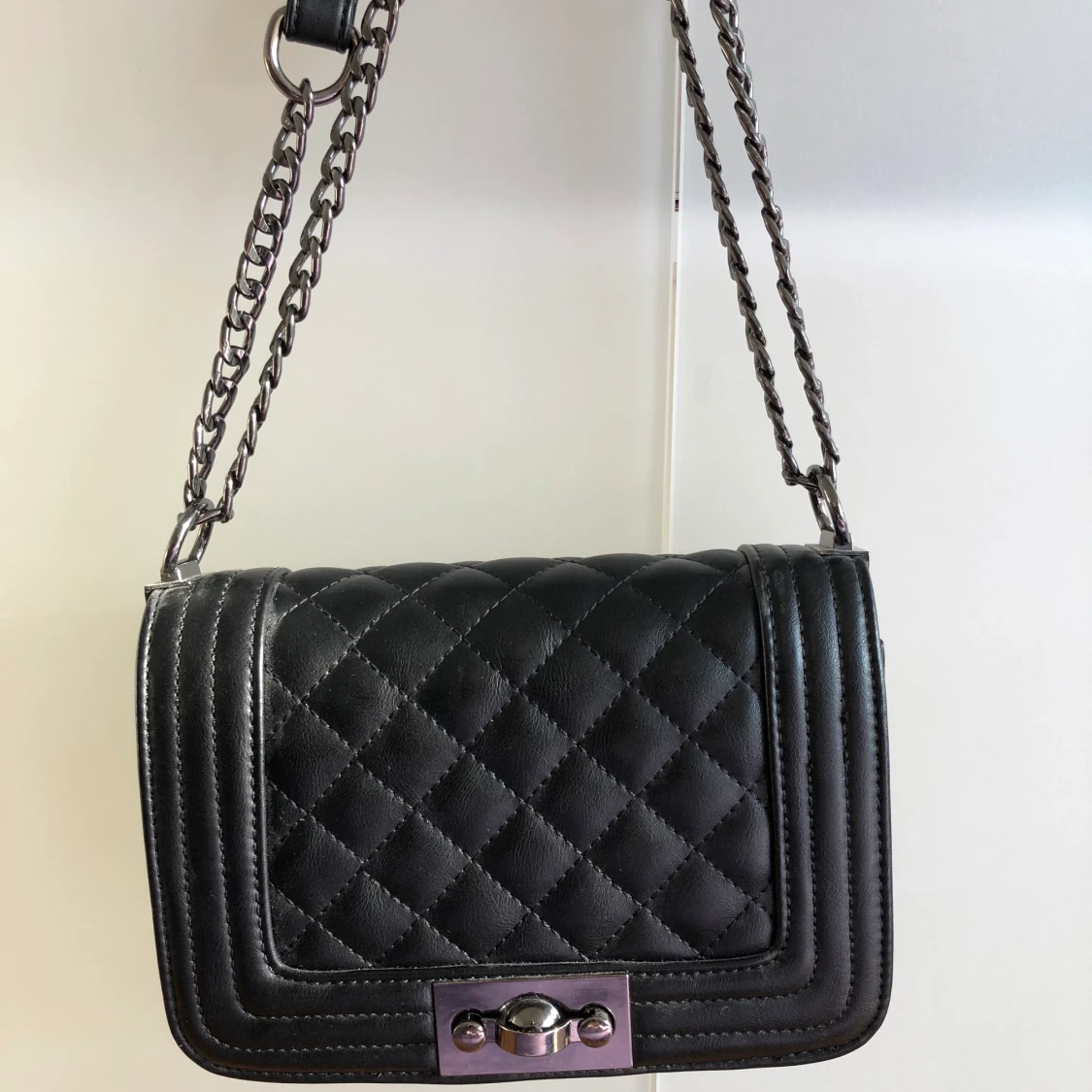 Svart axelremsväska  - 91