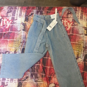 Jeans - Säljs pga. Jag köpte fel storlek. Storleken kan ni kolla i tabellen på bild 3. 