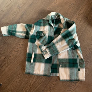Rutig jacka - Trendig snygg rutig jacka från zara i stl XS. Inte använd många gånger, köpte för 550kr säljer pga får inte användning för den. Köparen står för frakt💞