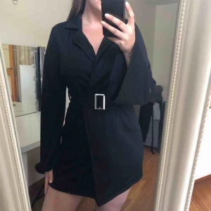  - Skitsnygg kavajklänning från Nelly, skärpet går att ta av. Använd 1 gång så den är som ny. Frakt tillkommer!