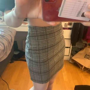  - Kjol från hm som jag köpt för 200kr. Bra skick men använder inte längre💓