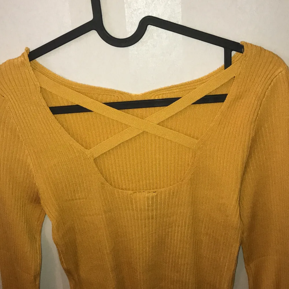 En brun orange tröja som har öppet i ryggen ( se sista bilden)💕helt oanvänd, bara legat i gaderoben i 1 år! Väldigt stretchig tröja som går att ha om man har en större storlek.. Tröjor & Koftor.