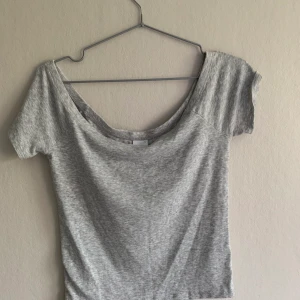 Offshoulder topp - Topp från Gina, mer som storlek M. Köpare står för frakt 🌷