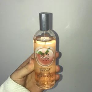 Body mist peach  - Drömmig doft från The body shop som är använd fåtal gånger🦋🙏🏼💗