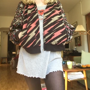 Feeett nice hoodie!! - Unik och sjukt snygg tjocktröja köpt second hand men är i bra skick. Har för många tjocktröjor tyvärr så denna fick lämna! Skriv vid intresse :) frakt tillkommer på 50 kr