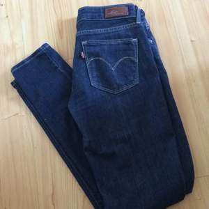 Mörkblåa Levis-jeans i bra skick. 