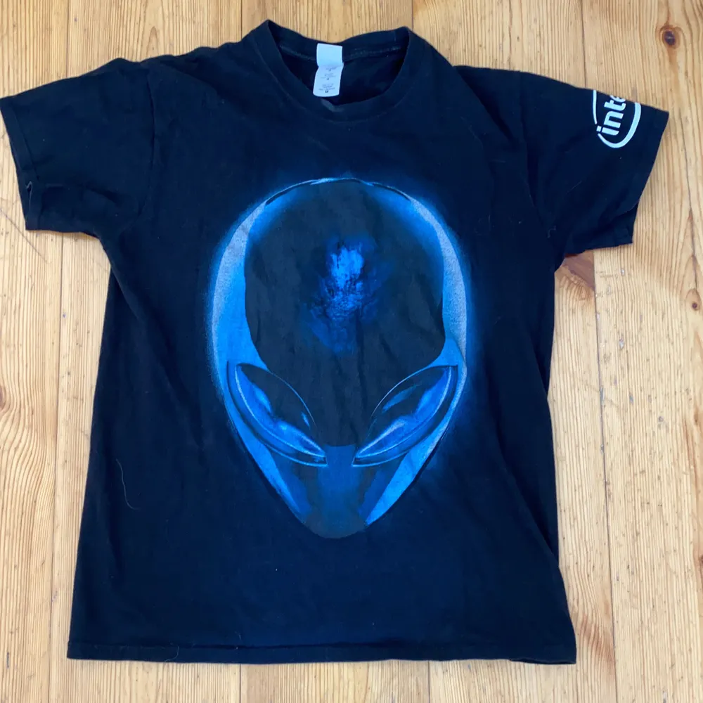 Cool tröja med en Alien på, köpt på Humana. Storlek M, köparen står för frakt. T-shirts.
