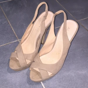  - Beiga 13cm (2cm platå) från Aldo.  Använda 1 gång.  